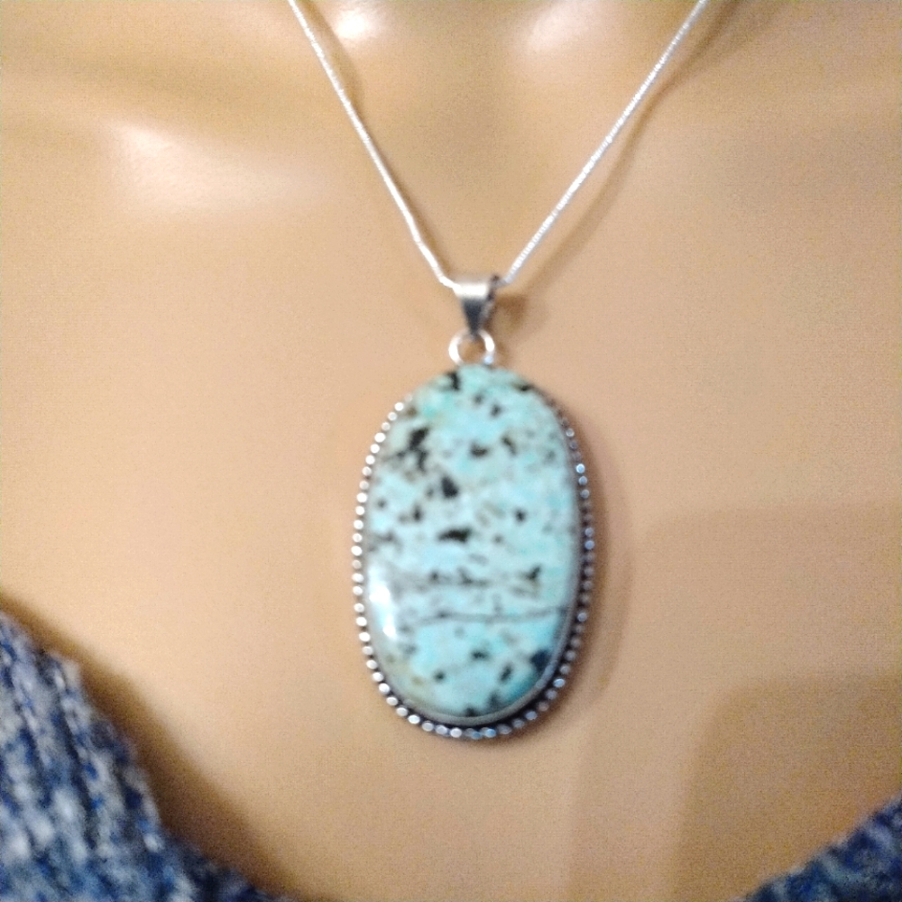🌺Beautiful Azurite oval pendant ona 16" silver  chain
